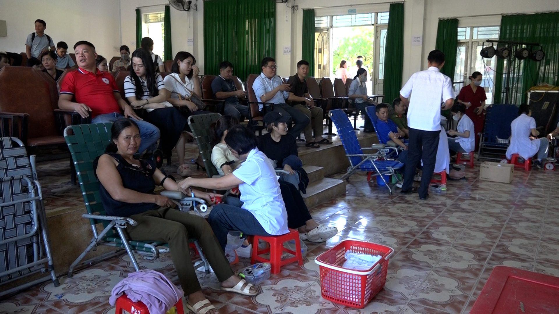 Cán bộ, công chức, viên chức, lực lượng vũ trang và Nhân dân tham gia hiến máu